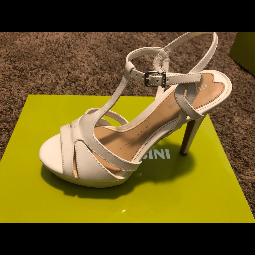 Gianni Bini sz 6 white Heels